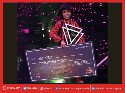 Aditya Vinod Patil lifts the trophy of COLORS’ ‘Dance Deewane Juniors’ 