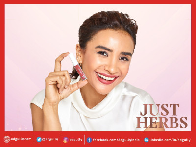 Patralekhaa join hands with Just Herbs for their Natural Makeup Line
