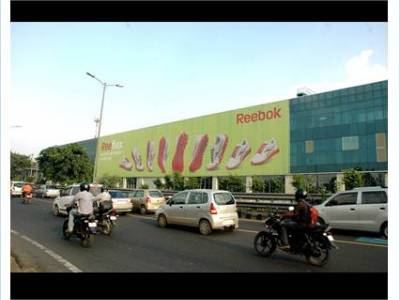 Reebok Realflex's "larger than life' OOH campaign; Gives Delhi a new landmark