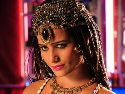 Poonam Pandey's New Year treat for Rs 1 Crore